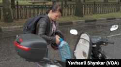 Melanija, 28, vozi se po gradu tražeći vodu i kaže da se trudi da ne brine o pretnji nuklearne katastrofe u Nikopolju, u Ukrajini.