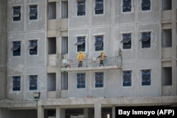 Sejumlah buruh terlihat sedang bekerja di lokasi pembangunan gedung apartemen di Jakarta. (Foto: AFP/Bay Ismoyo)