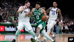 Prodor Džejsona Tejtuma pored Luke Dončića (Foto: AP/Charles Krupa)