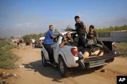 تصویری از شانی لوک، شهروند ٢٢ ساله اسرائیلی-آلمانی، پشت یک وانت‌بار که در حمله تروریستی ۱۵ مهر توسط چند تروریست فلسطینی ربوده شد