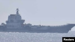 日本防卫省提供的画面显示2023年4月10日战机飞离中国“山东号”航母的照片。