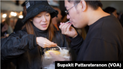 โบเร หวัง (Borui Wang)และ จูนยี่ดู (Junyi Du) ชาวอเมริกันเชื้อสายจีนจากซานฟรานฯ ชิมข้าวเหนียวมะม่วง