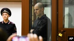 32-годишниот новинар се појави во Судот со избричена глава и облечен во црно-сина карирана кошула. 