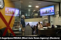 Voqealar rivojini kuzatayotgan eronliklar, Tehron, 19-may, 2024.