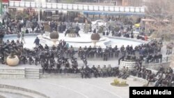 استقرار نیروهای یگان ویژه برای سرکوب پوشش اختیاری زنان در حوالی تئاتر شهر در تهران (چهارشنبه، ۲۹ فروردین ۱۴۰۳)