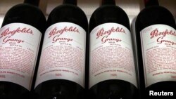 FILE: Botol anggur Penfolds Grange produksi Penfolds dan dimiliki oleh Treasury Wine Estates Australia, di toko anggur pusat kota Sydney, Australia, 4 Agustus 2014. (REUTERS/David Gray)