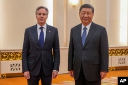 중국을 방문한 토니 블링컨 미국 국무장관(왼쪽)이 베이징에서 시진핑 중국 국가주석을 만나 면담하기 전 사진을 찍기 위해 포즈를 취하고 있다.