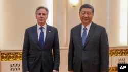중국을 방문한 토니 블링컨 미국 국무장관(왼쪽)이 베이징에서 시진핑 중국 국가주석(오른쪽)을 만나 면담하기 전 사진을 찍기 위해 포즈를 취하고 있다. 