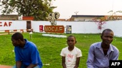 ARCHIVES - Des gens sont assis devant la brasserie locale MOCAF le 17 décembre 2013 à Bangui.