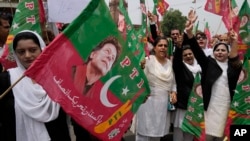 Para pengacara pendukung mantan Perdana Menteri Pakistan Imran Khan menggelar protes menentang pemenjaraan Khan dalam aksi di Lahore, Pakistan, pada 7 Agustus 2023. (Foto: AP/K. M. Chaudary)