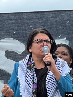 Anggota DPR AS keturunan Palestina, Rashid Tlaib ikut berbicara usai salat Jumat (20/10) di National Mall, Washington, DC. (Foto: VOA/Eva M.)