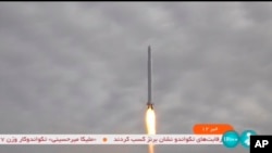 Gambar yang diambil dari video yang ditayangkan oleh televisi pemerintah Iran, Rabu, 27 September 2023, menunjukkan apa yang dikatakan Menteri Komunikasi Iran Isa Zarepour sebagai satelit Noor-3 yang diluncurkan dari lokasi yang dirahasiakan, di Iran. (IRIB via AP)