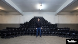 乌克兰负责创新、教育、科学和技术发展的副总理兼数字化转型部长米哈伊洛·费多罗夫(Mykhailo Fedorov)今年3月在X(前推特）公布的这张照片上，身后为堆放成一座小山般的大疆无人机。