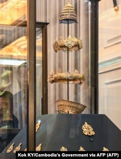 Perhiasan dari periode Angkor yang dicuri yang sedang dipamerkan di Peace Palace di Phnom Penh. (Foto: via AFP)