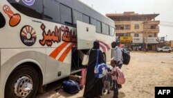 Watu wanaokimbia ghasia, wakipakia mizigo yao kwenye basi huko Khartoum, tarehe 30 Mei 2023.