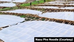 ຂັ້ນຕອນໃນການຕາກແຜ່ນ ກ່ອນເອົາມາຕັດເປັນເສັ້ນເຝີ, ບ້ານນາອູ່, ແຂວງຊຽງຂວາງ. (ພາກຈາກເຟສ໌ບຸກ ເຝີນາອູ່ ຊຽງຂວາງ)