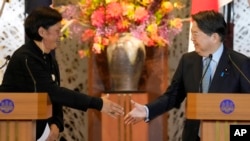 2023年2月27日，新西兰外长纳纳娅·马胡塔（左）和日本外相林芳正（右）在东京饭仓公馆会晤后，在联合新闻发布会后上握手。（美联社照片）