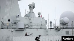 中国一艘海军舰艇正在南非港口停靠，准备参加三国联合海军演习。（2023年2月21日）