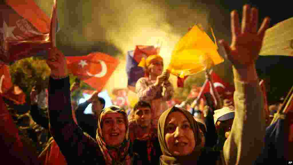የቱርክ ፕሬዝዳንት ኤርዶዋን ደጋፊዎች ደስታቸውን ሲገልፁ