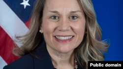 Julianne Smith (Rəsmi foto)
