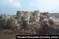 กองขยะอิเล็กทรอนิกส์และขยะอุตสาหกรรมจำนวนมาก กองสุมกันอย่างไม่เป็นระเบียบ สามารถพบเห็นได้ทั่วไปบริเวณภายในโรงงานรีไซเคิลขยะที่ ต.คลองกิ่ว อ.บ้านบึง จ.ชลบุรี เมื่อวันที่ 1 กุมภาพันธ์ 2567