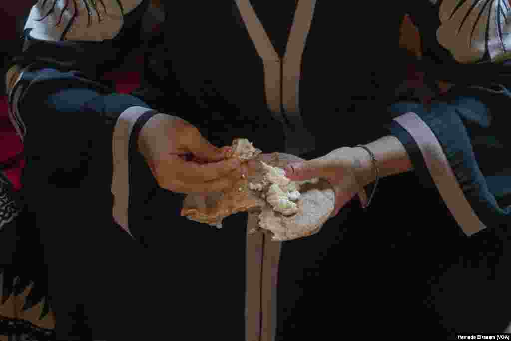 The meals of Farawla, Wafaa&rsquo;s niece, hinge on Egypt&rsquo;s bread subsidy program, which yields some 250 million loaves a day, making it a crucial food source for the more than 60% of the population who are poor or vulnerable. Cairo, Egypt, June 25, 2024.&nbsp;(Hamada Elrasam/VOA)