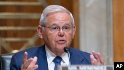 រូបឯកសារ៖ លោក Bob Menendez ដែលព្រឹទ្ធសមាជិកខាង​គណបក្ស​ប្រជាធិបតេយ្យ​មកពីរដ្ឋ New Jersey និងប្រធានគណៈកម្មាធិការទំនាក់ទំនងបរទេសព្រឹទ្ធសភា ថ្លែងក្នុងអំឡុងសវនាការរបស់គណៈកម្មាធិការនៅរដ្ឋសភា ថ្ងៃទី២២ ខែមីនា ឆ្នាំ២០២៣។ លោក Menendez និងភរិយាត្រូវបានចោទប្រកាន់ពីបទស៊ីសំណូក។