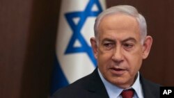 Perdana Menteri Israel Benjamin Netanyahu menghadiri rapat kabinet mingguan di kantor Perdana Menteri di Yerusalem, 10 Desember 2023. (Foto: via AP)