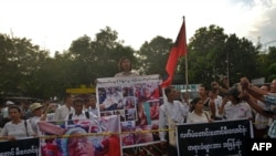 资料照片：2013年11月29日，缅甸维权人士在中国驻仰光大使馆抗议万宝矿业。（法新社照片）