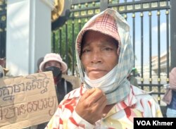 អ្នកស្រី សុខ ចិន្តា ពលរដ្ឋនៅតាមទំនប់៩៤ ក្នុងភូមិអំពៅព្រៃ ស្រុកកណ្តាលស្ទឹង ខេត្តកណ្តាល ផ្តល់បទសម្ភាសន៍ជាមួយវីអូអេ នៅក្រសួងដែនដី នគររូបនីយកម្ម និងសំណង់ រាជធានីភ្នំពេញ នាថ្ងៃទី១ ខែមេសា ឆ្នាំ២០២៤។ (ស៊ឹម ចាន់សំណាង/វីអូអេ)