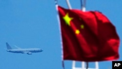 在美国海军一艘军机在天上盘旋监控下，两艘菲律宾供应船在一次危险的对峙中突破了中国海警船在托马斯第二浅滩附近的封锁。（美联社2023年8月22日）