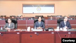 2024年4月29日，台湾当选总统赖清德（中）与当选副总统萧美琴（左）听取国安简报。（照片来自台湾国安局网站）