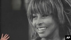 Seorang penggemar menyentuh poster Tina Turner di Teater Aldwych di London, Inggris. Teater menjadi tempat pertunjukan drama musikal Tina Turner, di mana para penggemar memberikan penghormatan kepada penyanyi tersebut, yang meninggal hari Rabu (24/5).