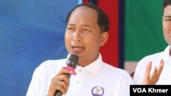 រូបឯកសារ៖ លោក អាត់ ធន់ ប្រធានសហភាពការងារកម្ពុជា (CLC) ថ្លែងក្នុងទិវាពលកម្មអន្តរជាតិលើកទី១៣៨ នៅសួនច្បារក្រុមប្រឹក្សាអភិវឌ្ឍកម្ពុជា (CDC) នាថ្ងៃទី១ ខែឧសភា ឆ្នាំ២០២៤។ (លាស់ លីបលីប/វីអូអេ)
