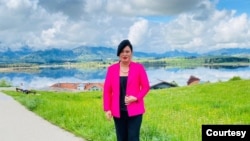 นายกิตติคุณ ธรรมกิติราษฎร์ หรือ 'มัมดิว' ในเสื้อผ้าอาภรณ์ที่ละม้ายคล้ายคลึงกับสมเด็จพระนางเจ้าสิริกิติ์ พระบรมราชินีนาถ พระบรมราชชนนีพันปีหลวง อดีตบรมราชินีแห่งราชอาณาจักรไทย ถ่ายหลังจากเดินทางออกจากประเทศไทยแล้ว (Courtesy)