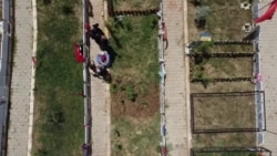 Bayram öncesi mezarlıkta yakınlarını ziyaret eden depremzedelerin ağıtları dinmiyor