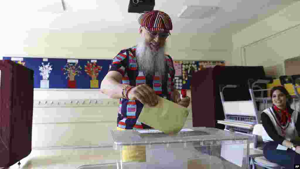 یک شهروند ترکیه&zwnj;ای در حال رای&zwnj;دادن در یک شعبه اخذ رای در آنکارا&nbsp;(یکشنبه ۷ خرداد ۱۴۰۲) 