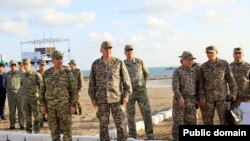 Azərbaycan və Qazaxıstan müdafiə nazirləri Zakir Həsənov və Ruslan Jaksılıkov (Mənbə: Müdadfiə Nazirliyi)