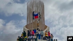 尼日尔军政府的支持者在首都尼亚美挂出一面俄罗斯旗帜，反对外部干预。（2023年8月5日）