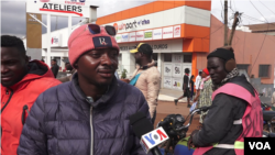 Un jeune Camerounais s’exprime sur la hausse du prix de la carte nationale d’identité à Yaoundé le 24 juin 2024.