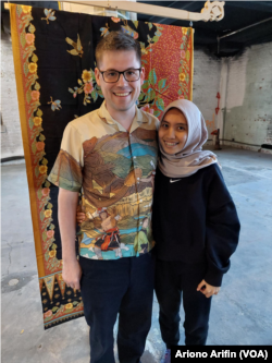 Evan, warga AS yang mulai mengenal budaya Indonesia sejak pertama berkenalan dengan calon istrinya. (Foto: VOA/Ariono Arifin)