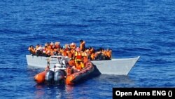 سازمان اسپانیایی «آغوش باز» پس از ساعتها جستجو یک قایق ناامن را از گذرگاه خطرناک دریای مدیترانه نجات داد