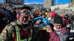 Petugas penyelamat mengeluarkan Hatice Akar dari puing-puing bangunan 180 jam pasca gempa bumi di Kahramanmaras, Turki selatan, Senin (13/2) lalu (foto: dok). Petugas berhasil menyelamatkan seorang gadis berusia 17 tahun Kamis (16/2) pagi, atau lebih dari 10 hari pasca gempa. 