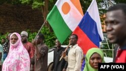 ‘Yan Nijar dauke da tutotin kasar da na Rasha