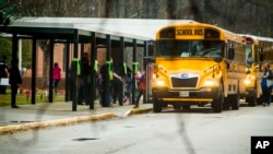 Sejumlah murid turun dari bis sekolah di depan Sekolah Dasar Richneck, Newport News, Virginia, pada 30 Januari 2023, pada hari pertama dimulainya kegiatan di sekolah tersebut menyusul insiden penembakan yang terjadi sebelumnya. (Foto: AP/John C. Clark)