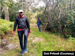 Ronny Hisage ketika melakukan peliputan di distrik Maki, kabupaten Lanny Jaya, Papua Pegunungan. (Foto: Dok Pribadi)