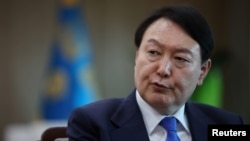 윤석열 한국 대통령이 지난달 18일 서울 용산 대통령실 청사 집무실에서 로이터통신과 인터뷰하고 있다. (자료사진)