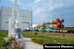 Roket Soyuz-2.1b dengan pesawat ruang angkasa Luna-25 tampak dibawa ke landasan peluncuran menjelang peluncurannya di Kosmodrom Vostochny, Amur, Rusia, 8 Agustus 2023. (Foto: Roscosmos via REUTERS)