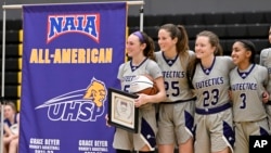 资料照片：美国全国大学校际体育协会（NAIA）女子篮球运动员在圣路易斯的一场比赛结束后聚在一起。（2024年2月22日）
