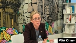 ឧបការី​រងរដ្ឋមន្ត្រីការបរទេសអាមេរិកអ្នកស្រី​Melissa A. Brown​ធ្វើ​សនិ្នសីទ​ព័ត៌​មាននៅភ្នំពេញ​ថ្ងៃ​ទី​១៥ ធ្នូ ឆ្នាំ​២០២៣។​(ហ៊ុល រស្មី/វីអូអេ)